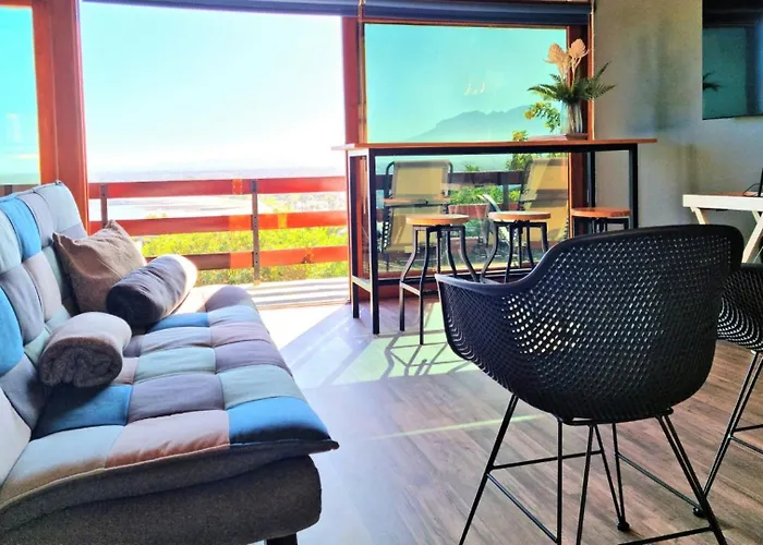 The Loft, 2 Bedroom, Sleeps 4, Central, Big Views!