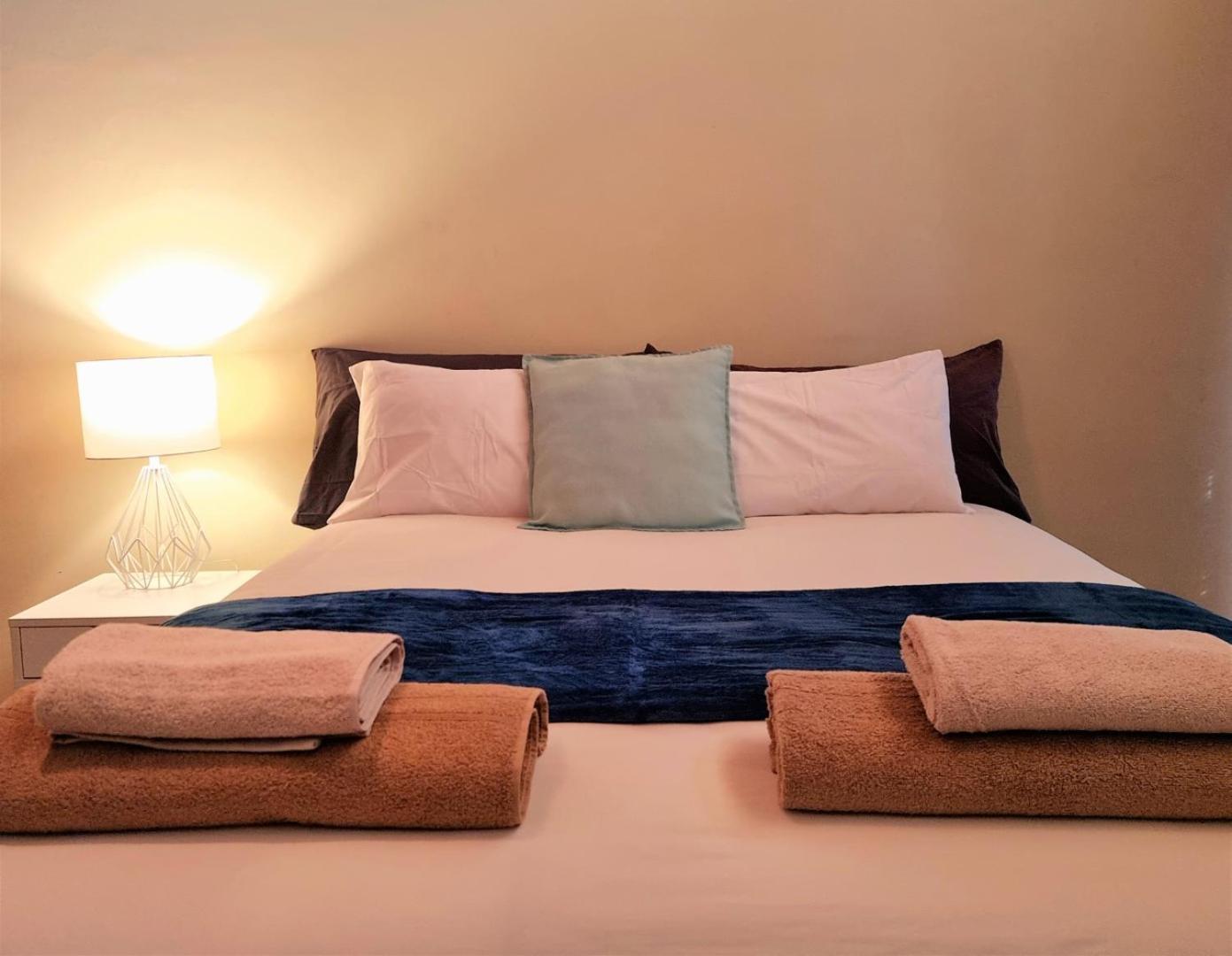 The Loft, 2 Bedroom, Sleeps 4, Central, Big Views! *