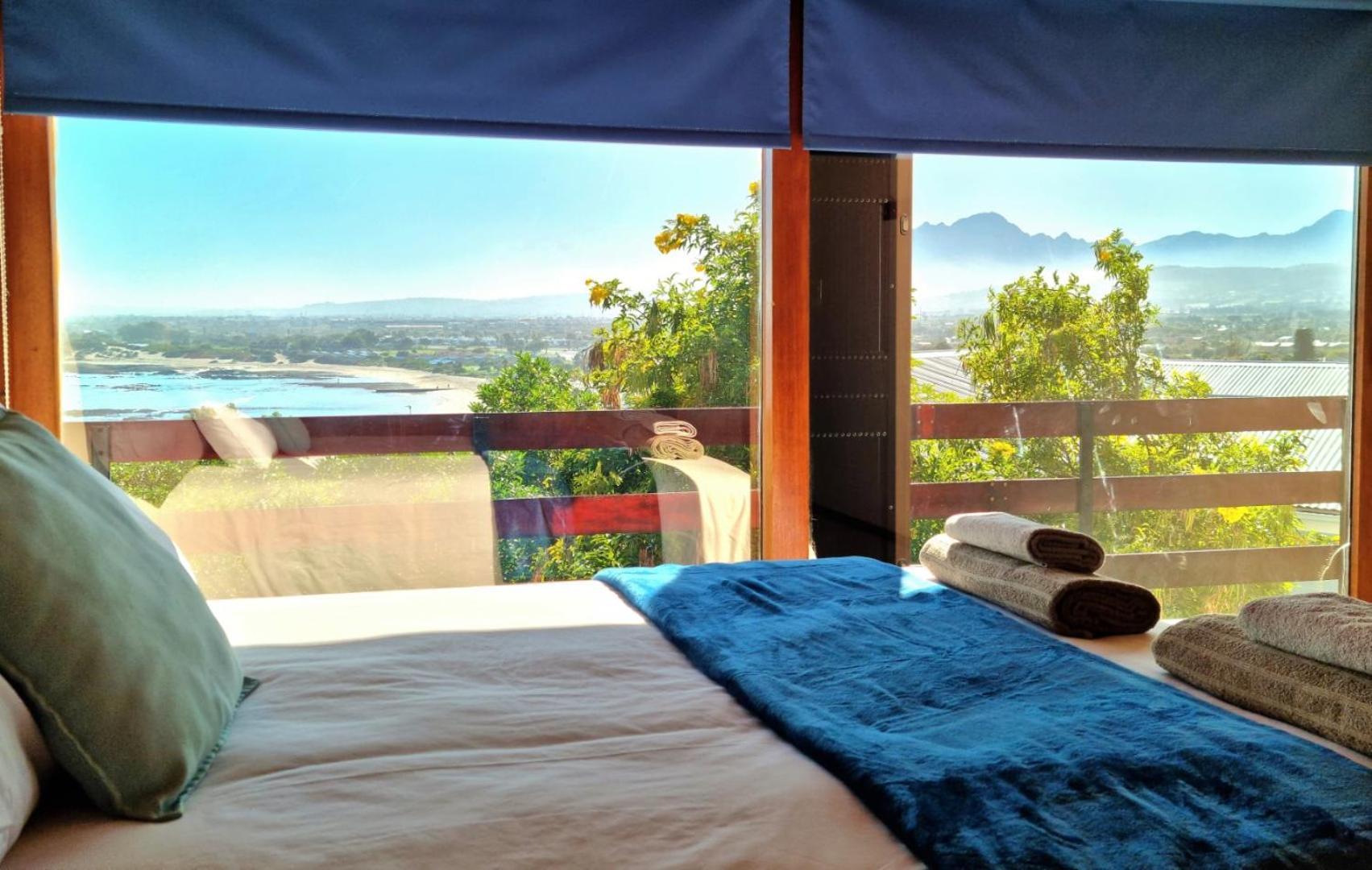 The Loft, 2 Bedroom, Sleeps 4, Central, Big Views!